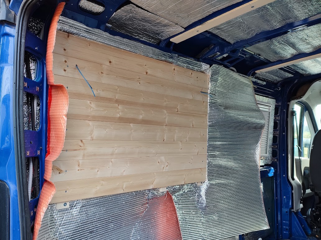 Budování interiéru dodávky