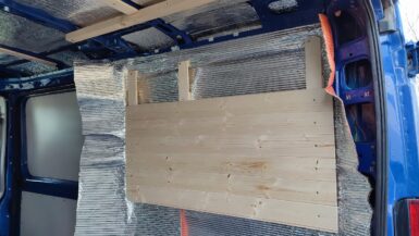 Budování interiéru dodávky.