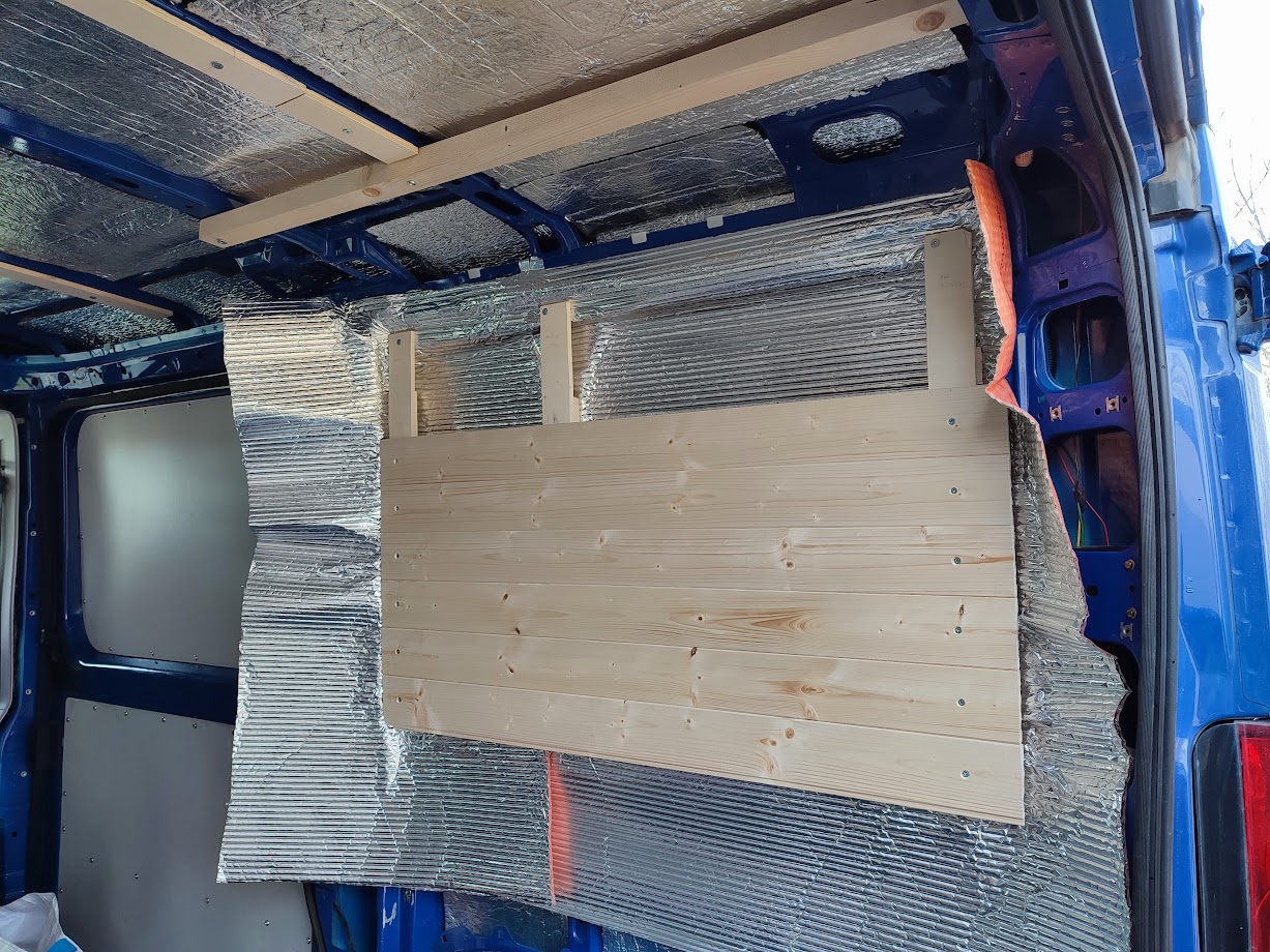 Budování interiéru dodávky.