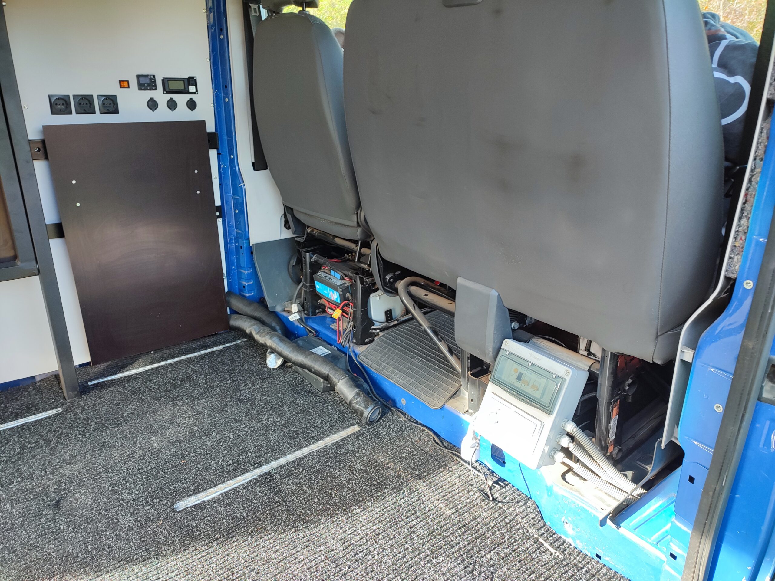 Demontáž elektroinstalace v dodávce