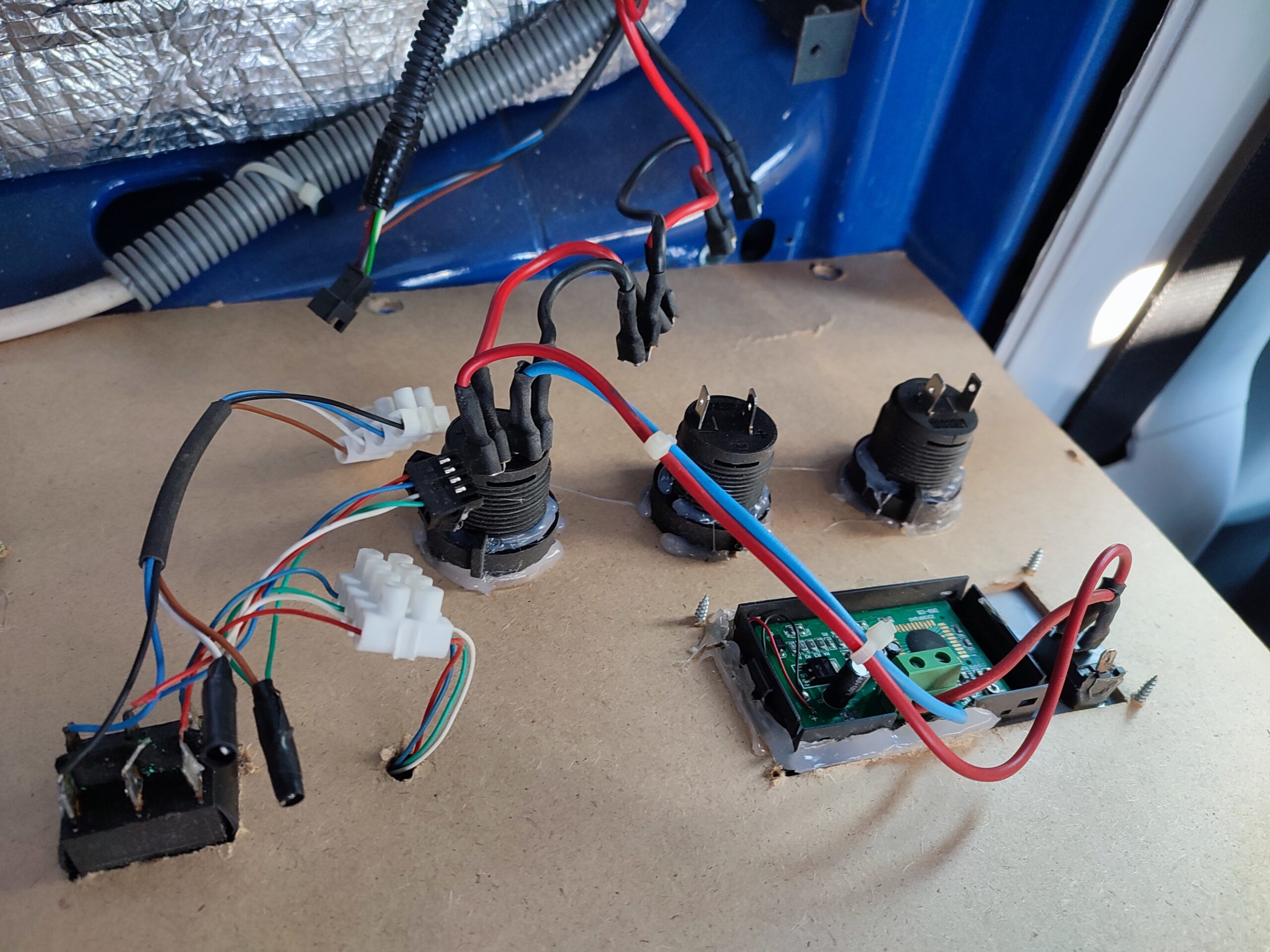 Demontáž elektroinstalace v dodávce