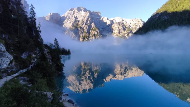 Mlha nad Lago di Braies.