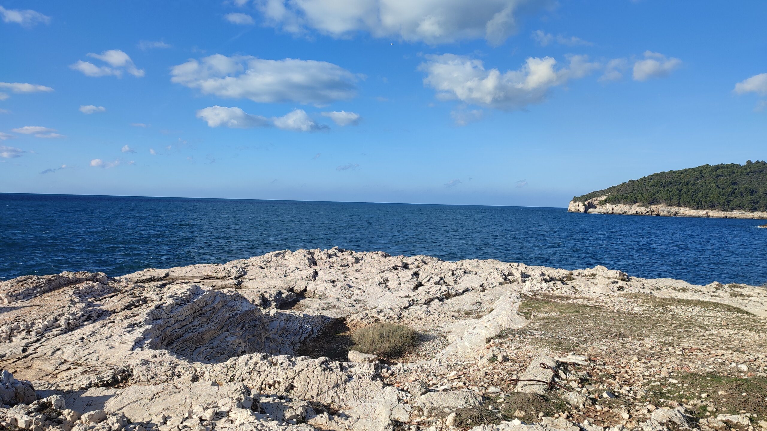 Chorvatské pobřeží v zimě.