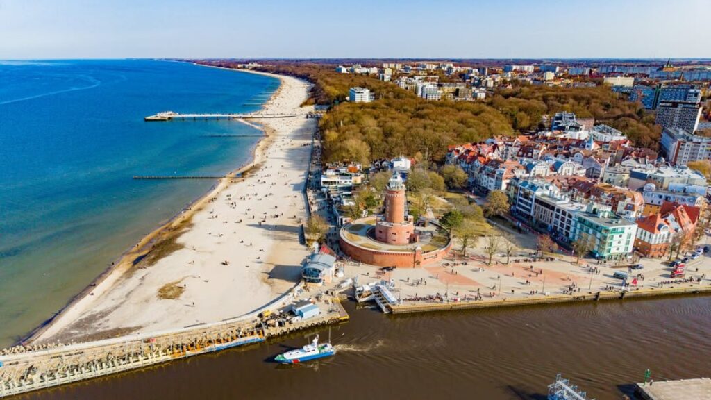 Kolobrzeg pláž s majákem